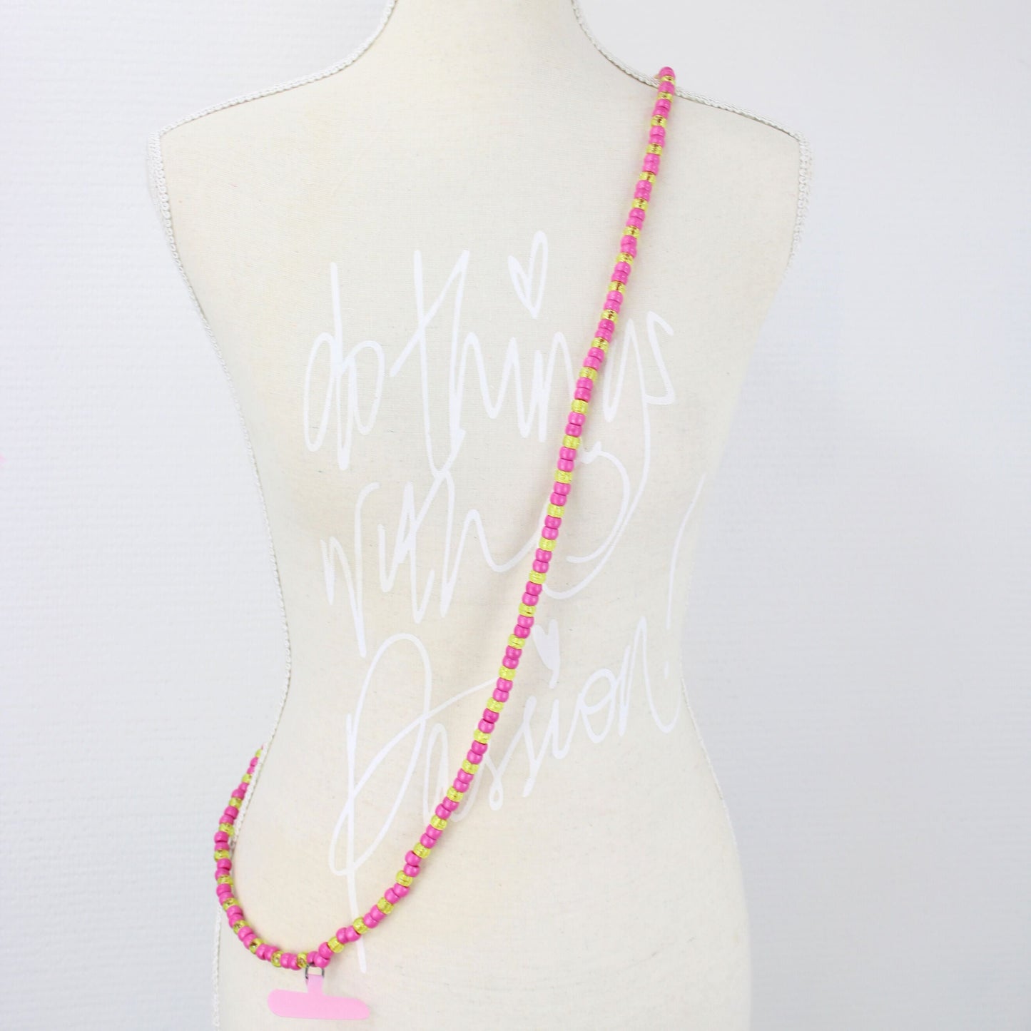 Bunte Handyketten Handmade by Helena in verschiedenen Farbkombinationen wie Rosa-Gelb, Tuerkis-Lila, Pink-Gelb, Regenbogen und Lachs – handgefertigte Statement-Accessoires von Schenkt ein Herz
