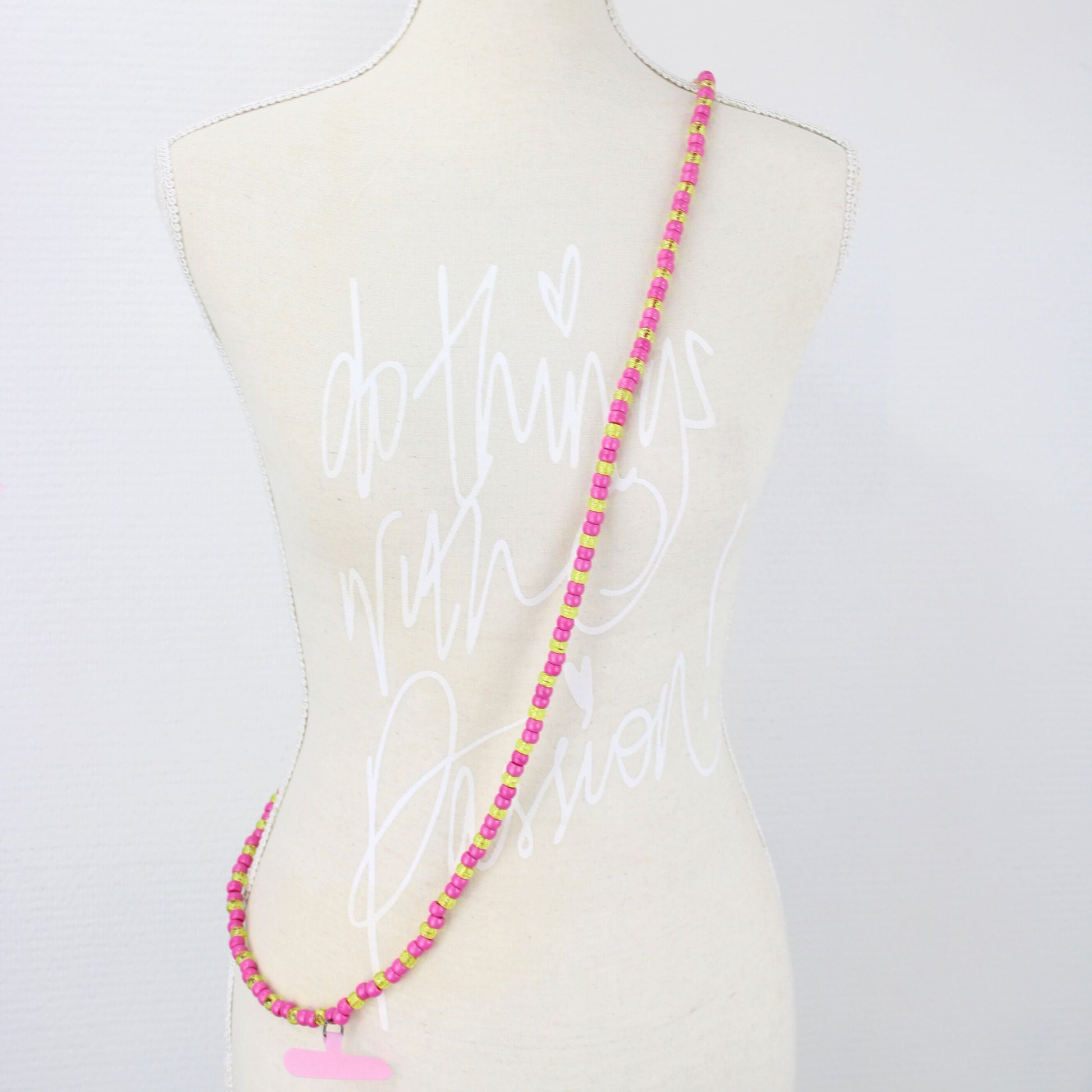 Bunte Handyketten Handmade by Helena in verschiedenen Farbkombinationen wie Rosa-Gelb, Tuerkis-Lila, Pink-Gelb, Regenbogen und Lachs – handgefertigte Statement-Accessoires von Schenkt ein Herz