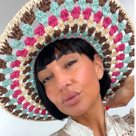 Boho Sommerhut – geflochten mit farbigen Details