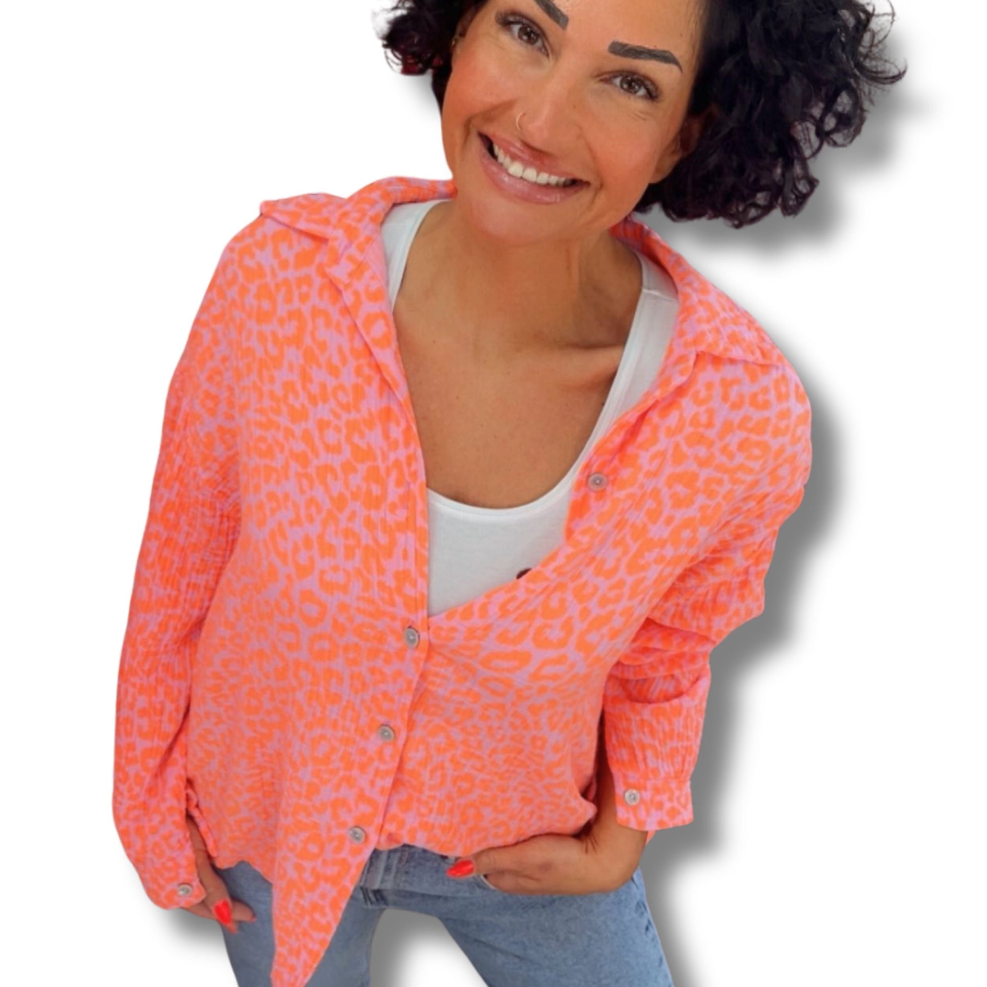 Musselin Bluse mit leuchtenden Leo-Print in Neon-Orange, Pink und Rosa-Rot – sommerliches Wow-Piece fuer Damen von Schenkt ein Herz