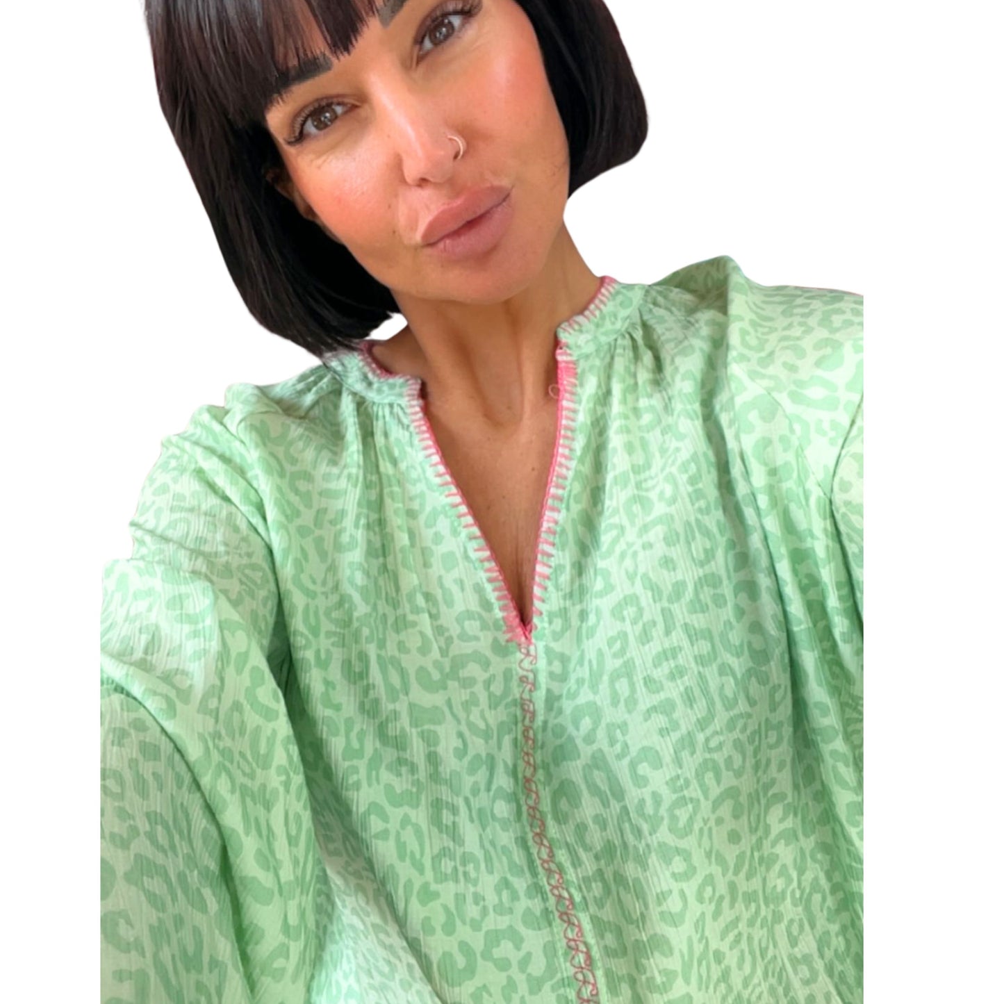 Damen Bluse Leo leichte Viskose mit Neon-Details – Leopardenmuster Bluse Schenkt ein Herz