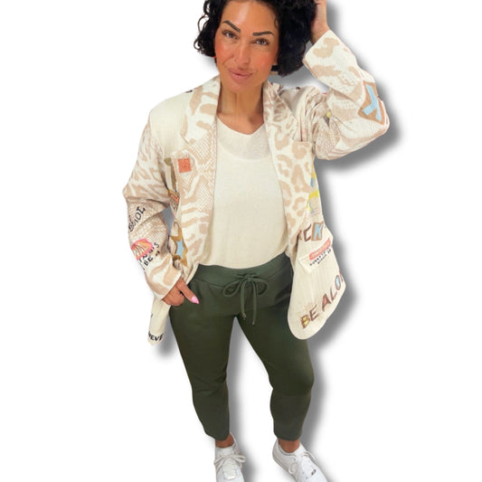 Statement Blazer Kunst trifft Fashion – künstlerisch bedruckter Damen-Blazer Schenkt ein Herz