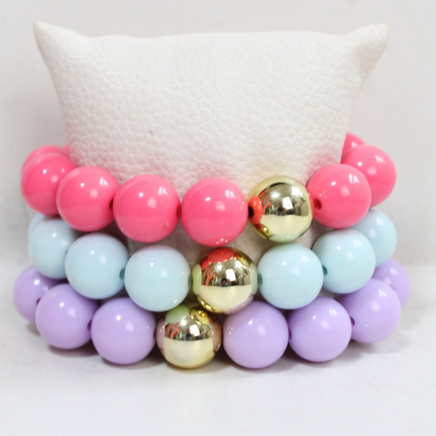 Handgemachtes Perlenarmband mit Goldakzent