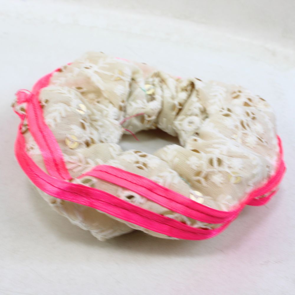 Scrunchie Neon-Leo-Muster auf hellem Untergrund