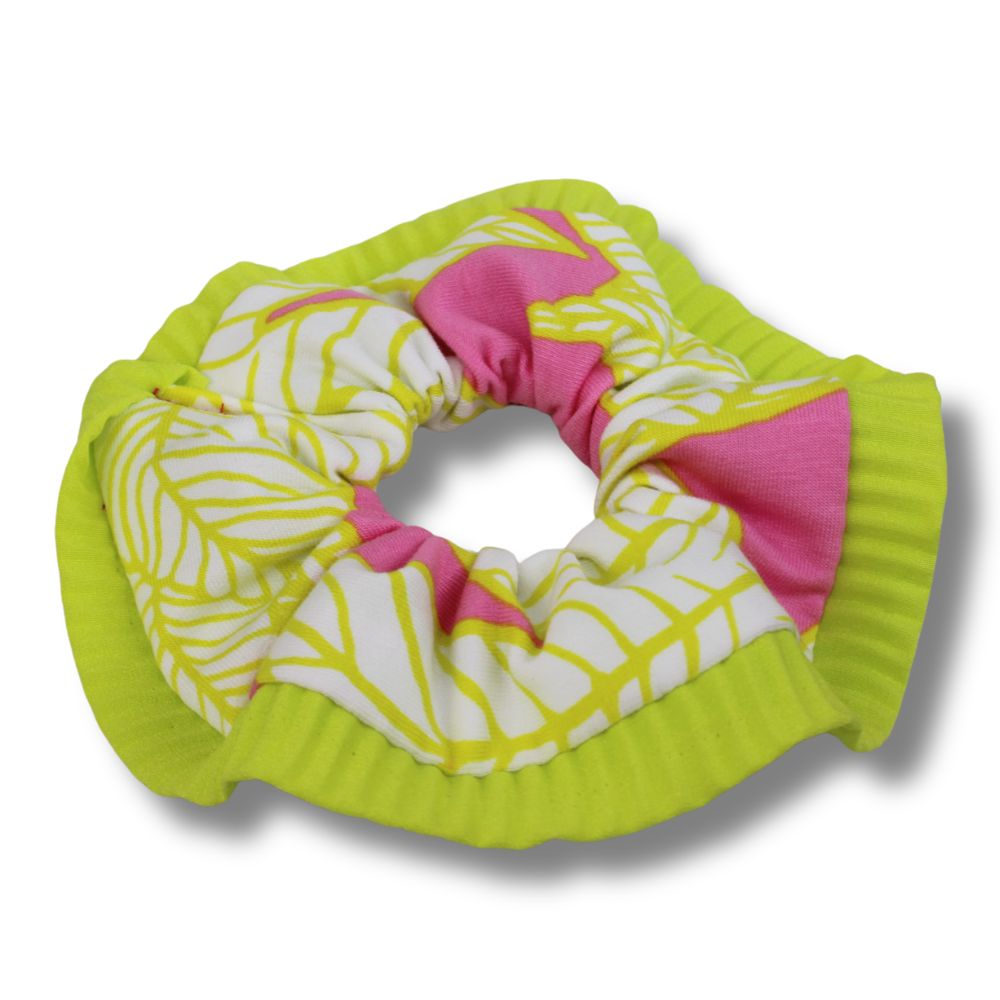 Scrunchie Neon-Leo als Armband getragen
