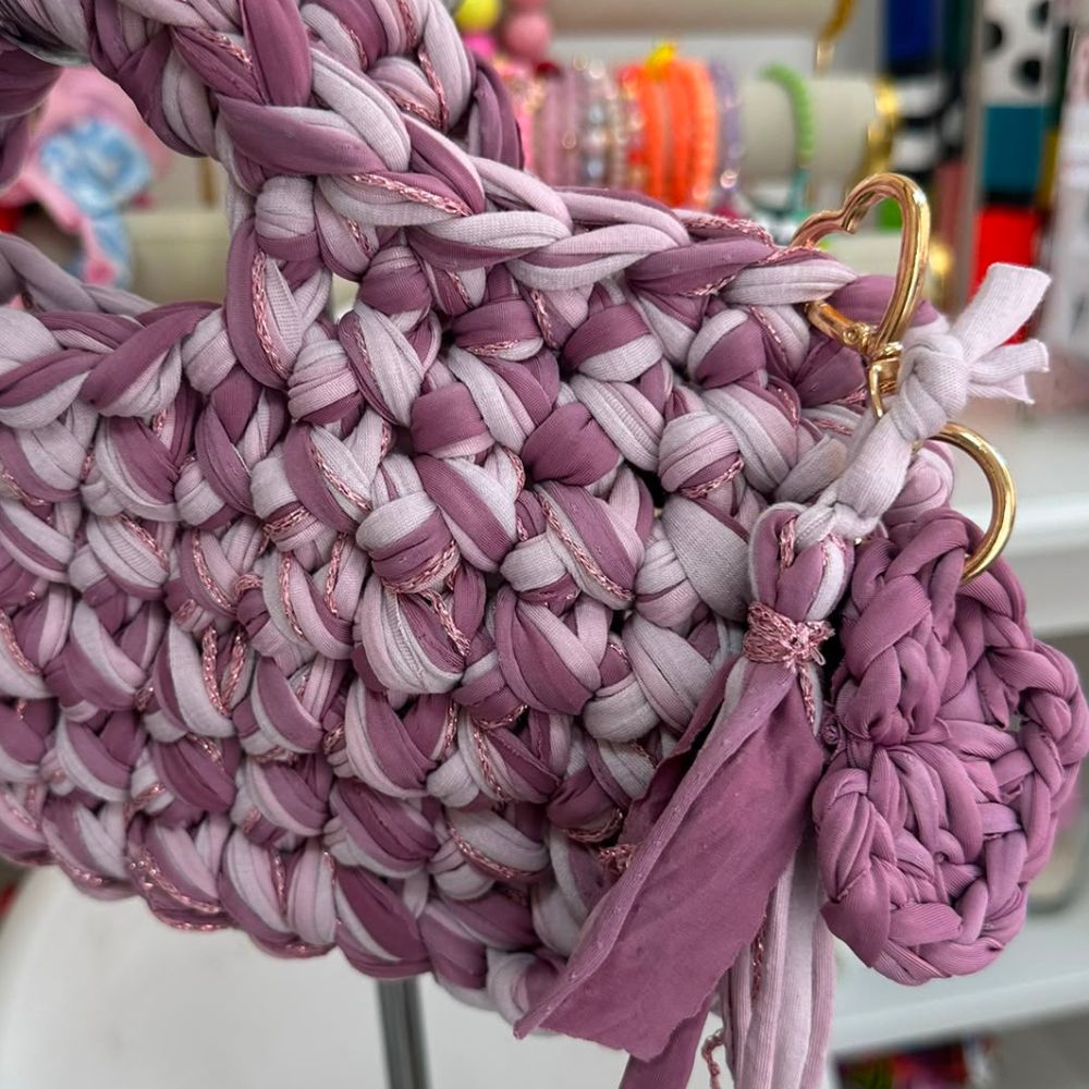 Häkeltasche Sicilia Rosé von der Seite