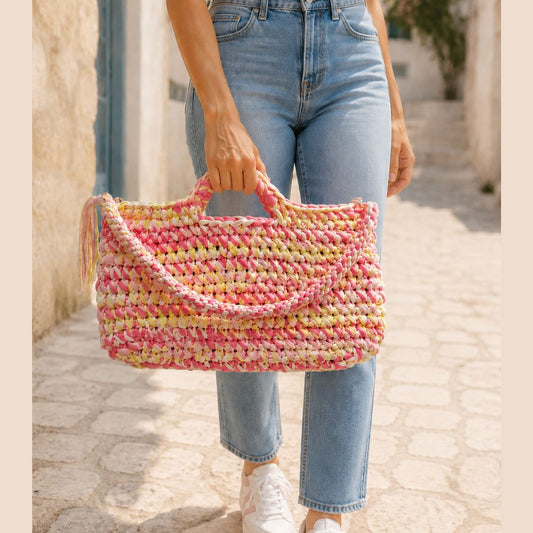 Handgehäkelte Tasche aus T‑Shirt-Garn in Rosa, Creme und Gelb mit Schulterriemen und Fransen