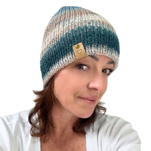 Handgemachte Beanie mit Farbverlauf und Glitzereffekt