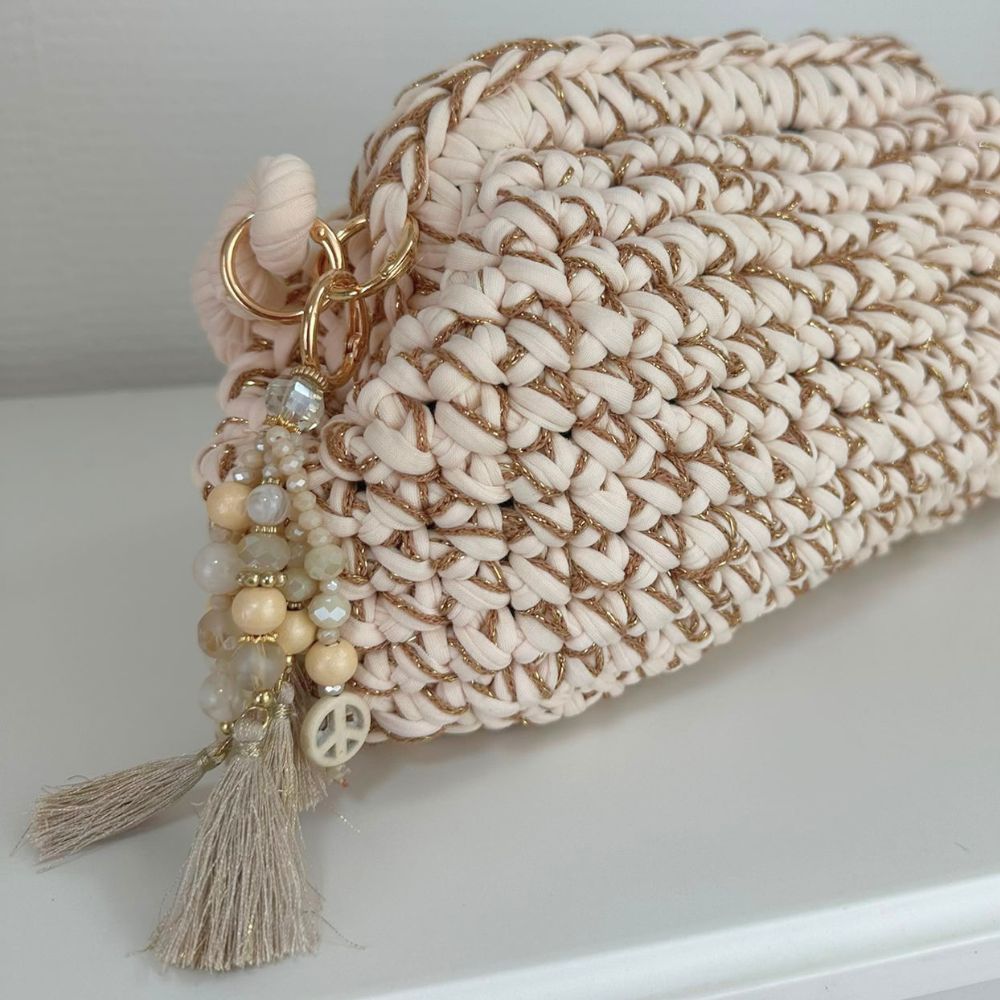 Cremefarbene Häkeltasche von der Seite