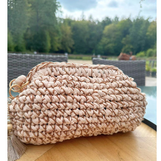 Häkeltasche mit goldenem Anhänger, Detailansicht