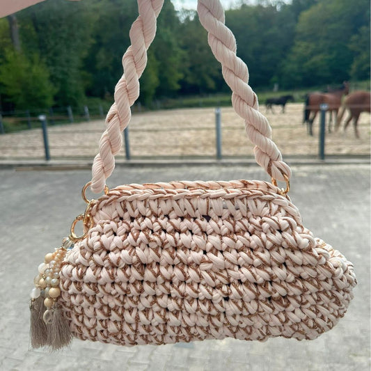 Handgehäkelte Tasche in Creme mit geflochtenem Henkel
