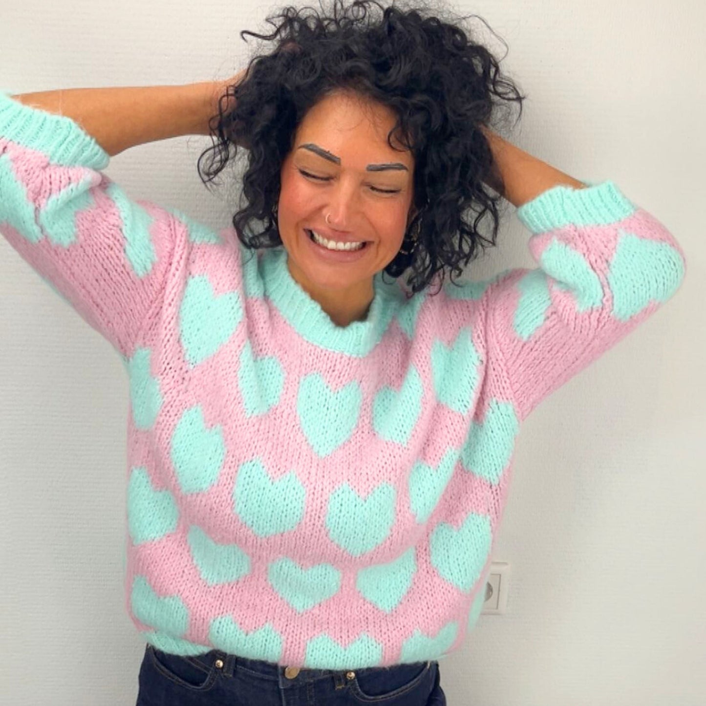 Liebevoll gestalteter Herzchen-Pullover in verschiedenen Farben – weicher kuscheliger Damen-Pullover mit Herz-Motiv von Schenkt ein Herz