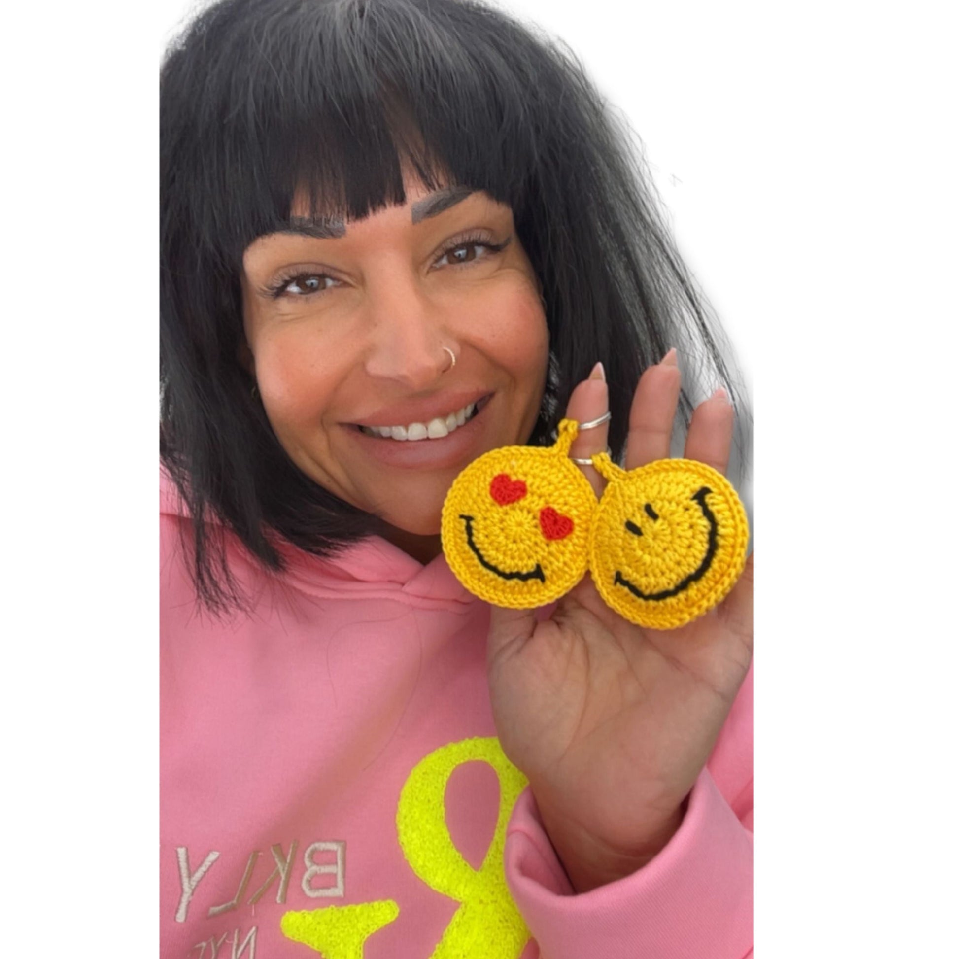 Handgehäkelte Smiley-Schlüsselanhänger in lächelnd und verliebt – liebevoll gefertigte Unikate von Hannelore bei Schenkt ein Herz
