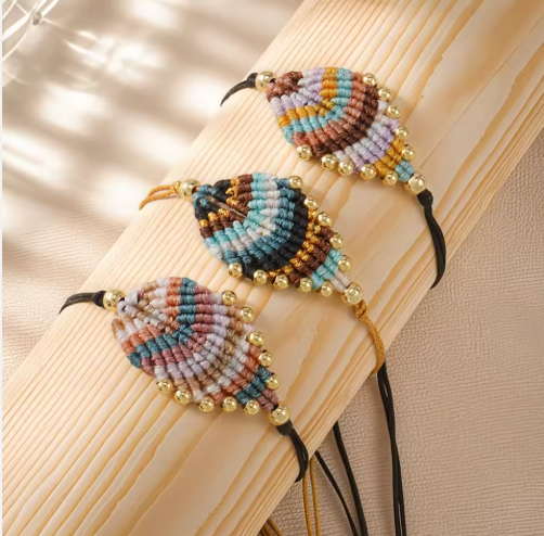 Boho Makramee Armband – handgemacht & voller Lebensfreude