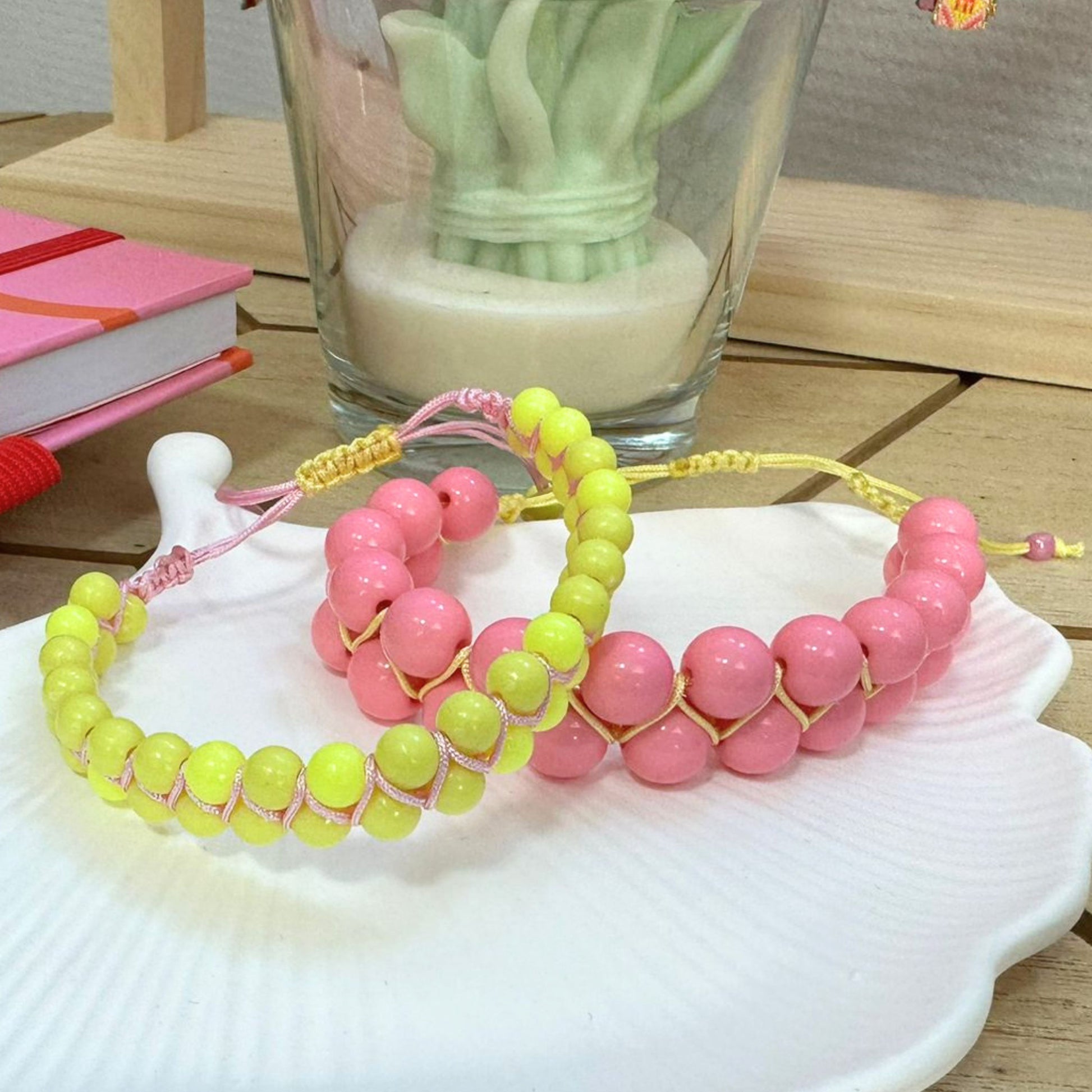 Handgemachte Armbänder von Manon – bunte Unikat-Armbänder Schenkt ein Herz