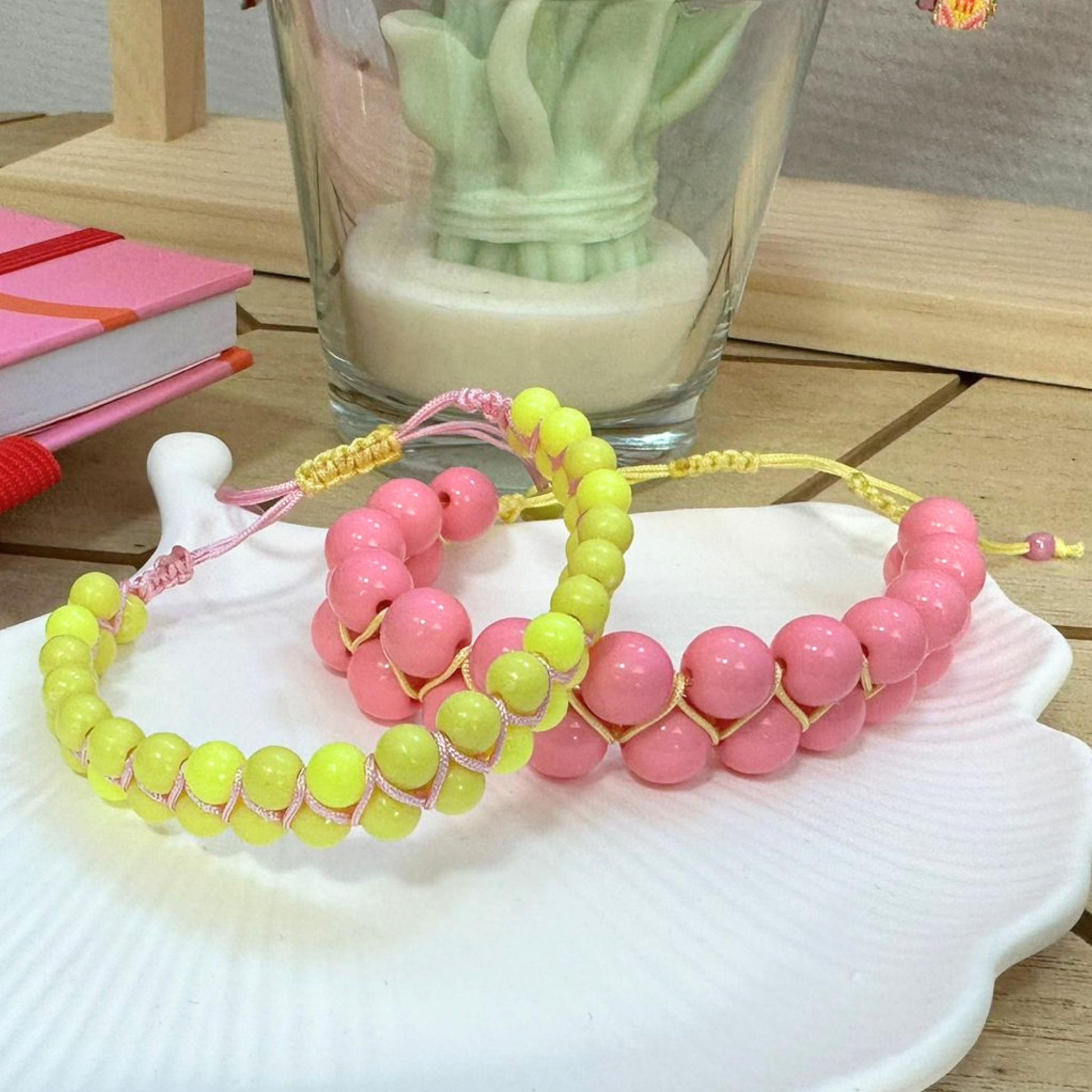 Handgemachte Armbander von Manon in Hellgelb, Rosa, Pink und Schwarz – bunte Unikat-Armbander fuer den Alltag von Schenkt ein Herz
