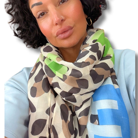 Leichter Sommerschal „LOVE“ – dein perfekter Farbtupfer