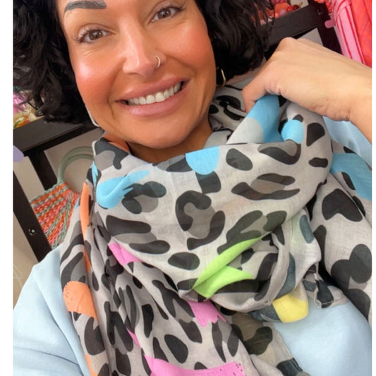 Leichter Sommerschal – Leo Love in Farbe