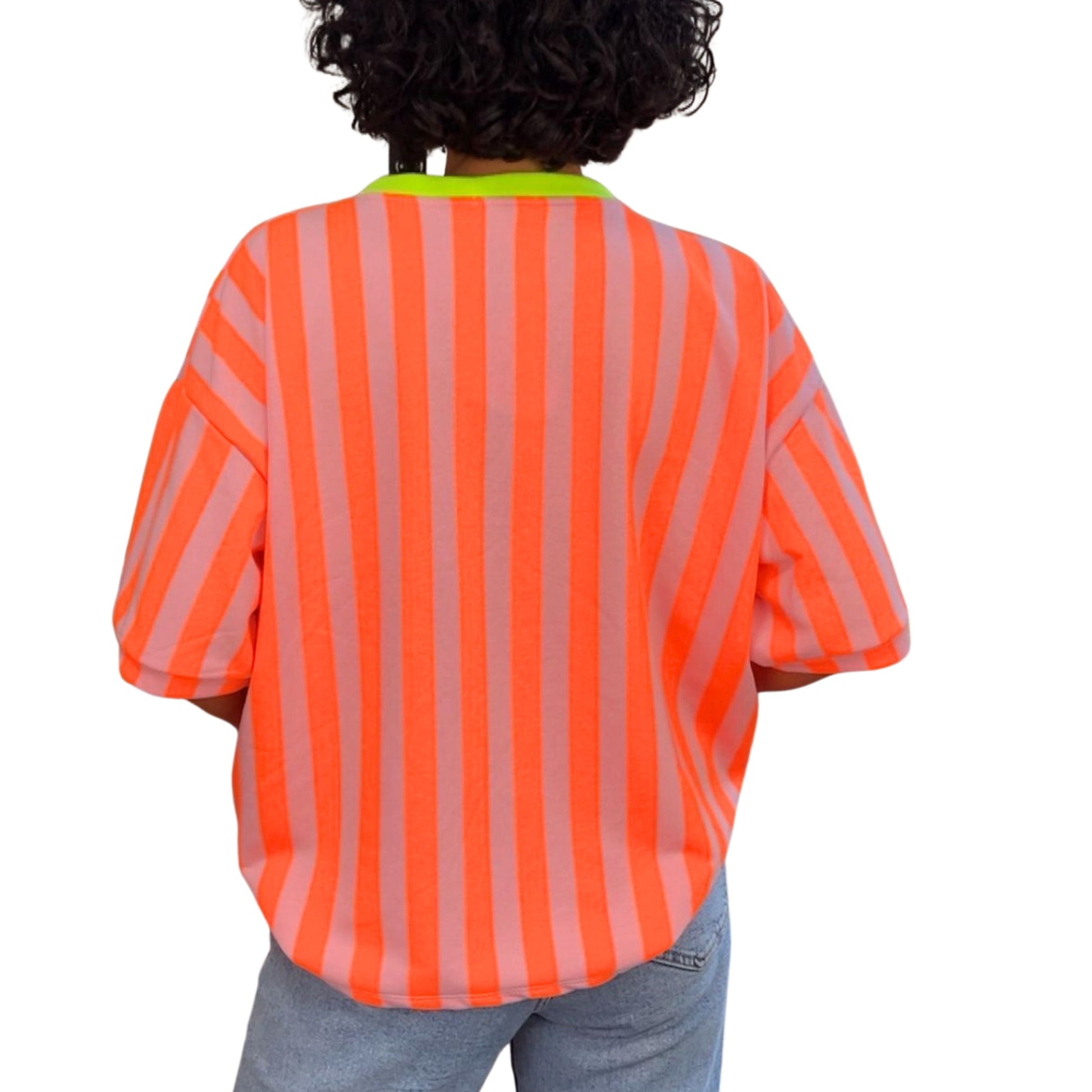 Oversize Shirt Oui Neon – Lifestyle-Aufnahme, fröhlicher Sommeroutfit