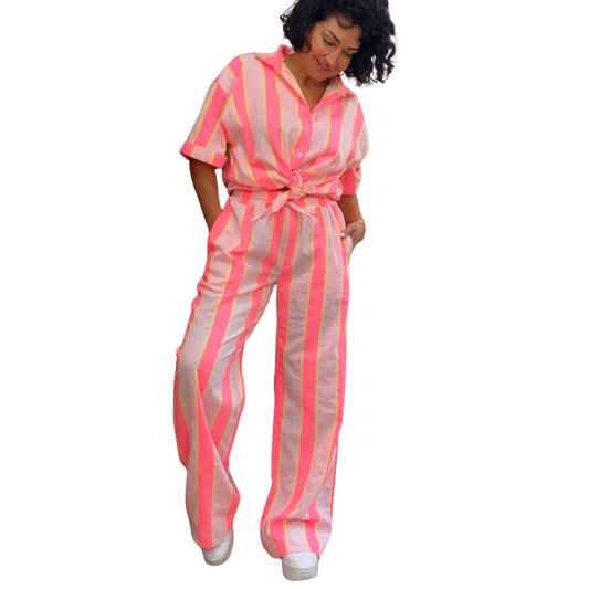 Sommerliches Streifen-Set aus Baumwolle in Pink – Bluse und Hose, Vorderansicht