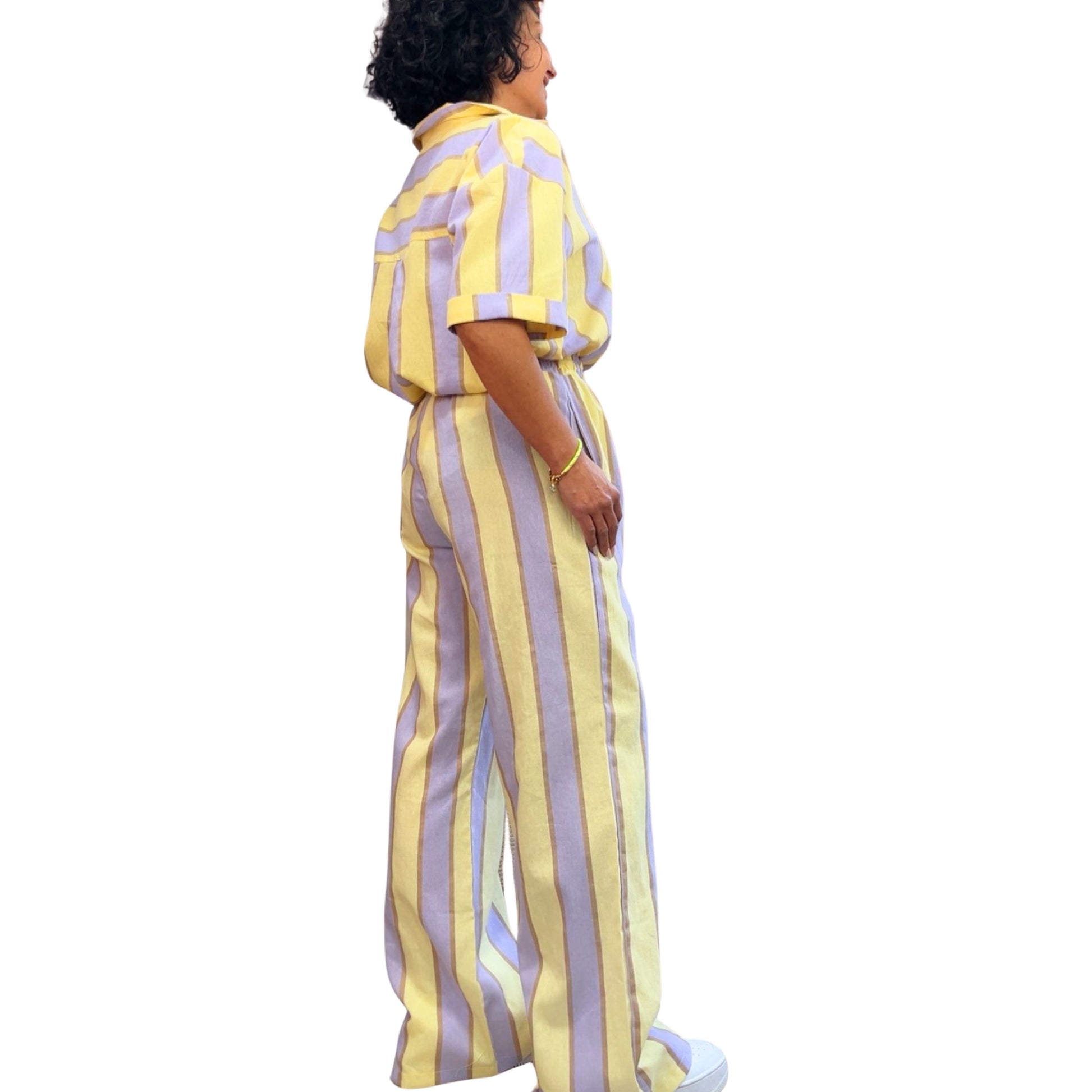 Sommerliches Streifen-Set – Seitenansicht, weite Hose mit elastischem Bund